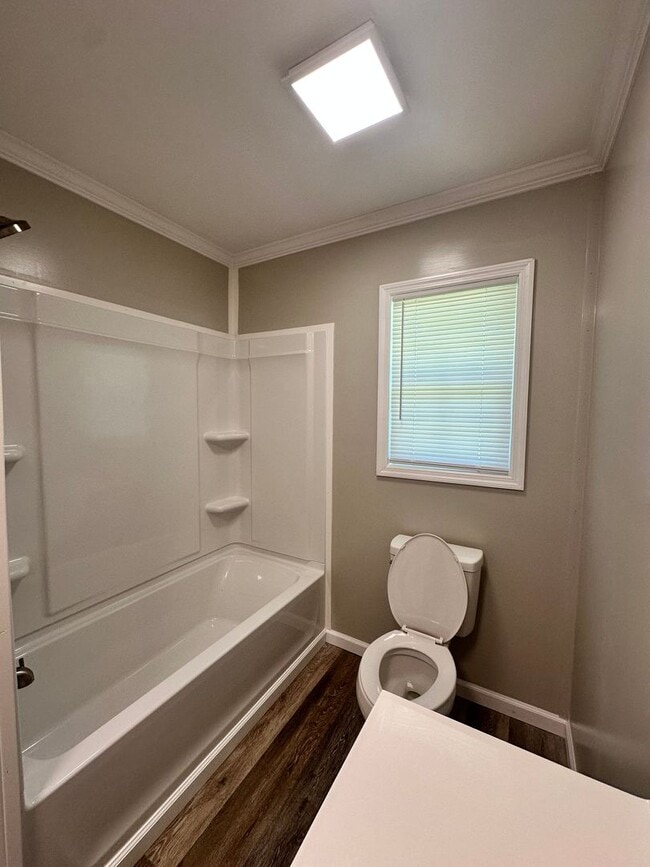 Building Photo - 3 Bed 2 Bath Brick Home with Additional Living Space - Newly Renovated