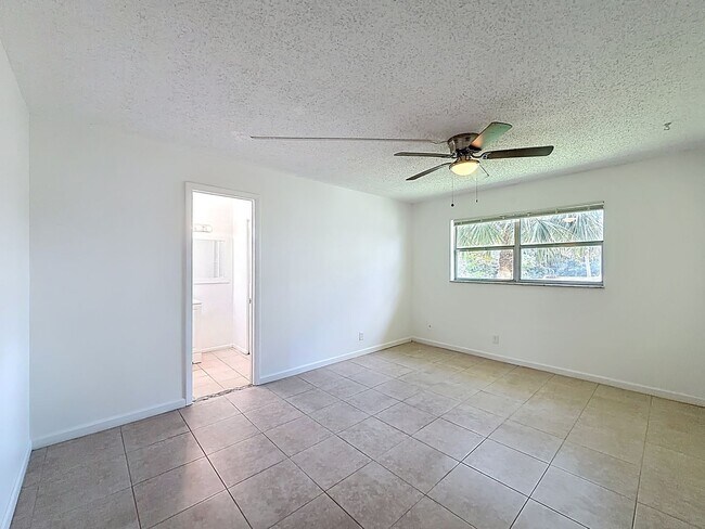 Building Photo - 235 Lake Dora Dr