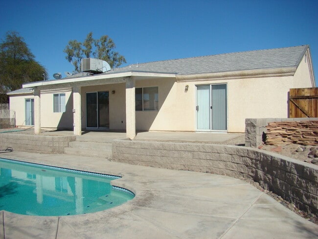 Building Photo - Move in ready! Call for a showing.