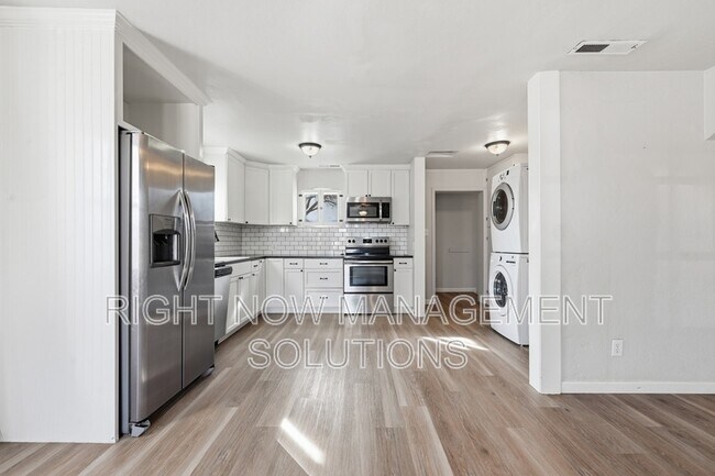 Building Photo - 415 W Linden St