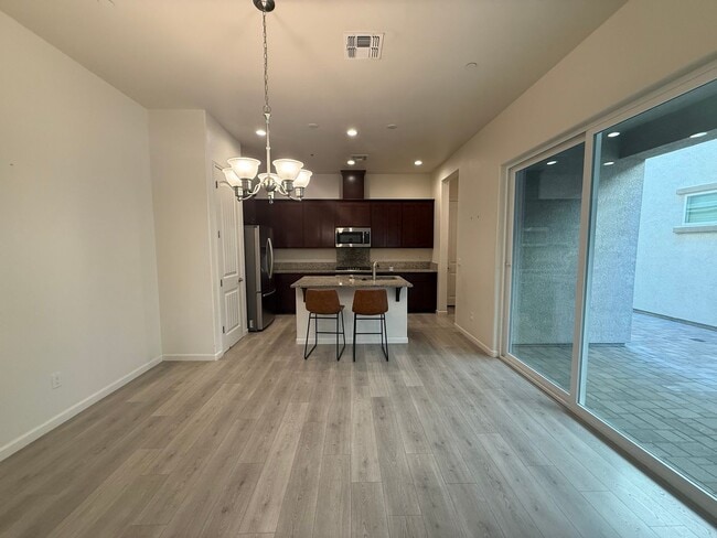 Building Photo - Spacious 3 bed 2.5 bath available in North...