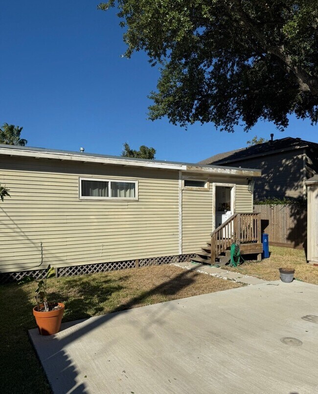 Building Photo - 1406 Kirwin St