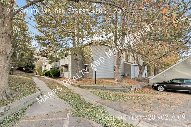 Building Photo - 902 S Walden St