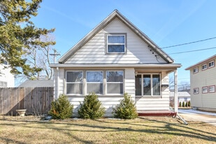 Building Photo - 422 S 89th St