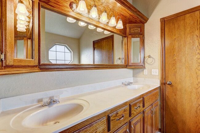 Building Photo - 500 Loyd Ln