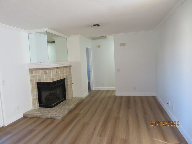 Building Photo - Clean well-maintained upstairs Condo, Gated Community