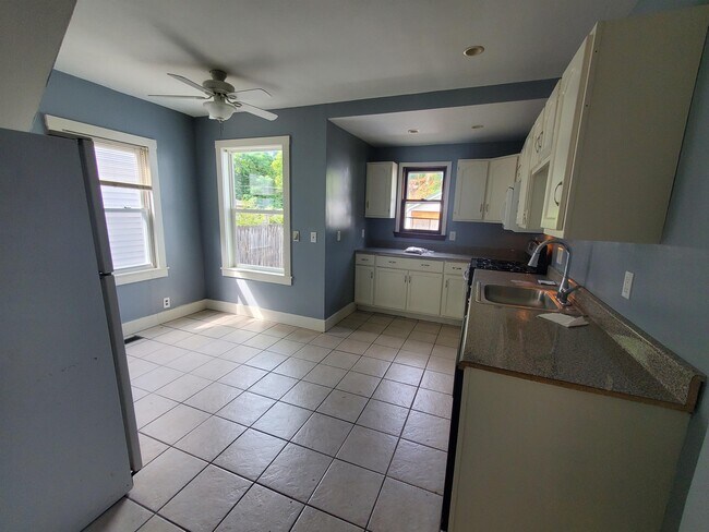 Building Photo - 420-422 Cedarwood Terrace