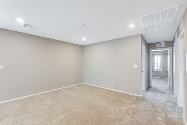 Building Photo - Gorgeous SW 5 bedroom + Loft!