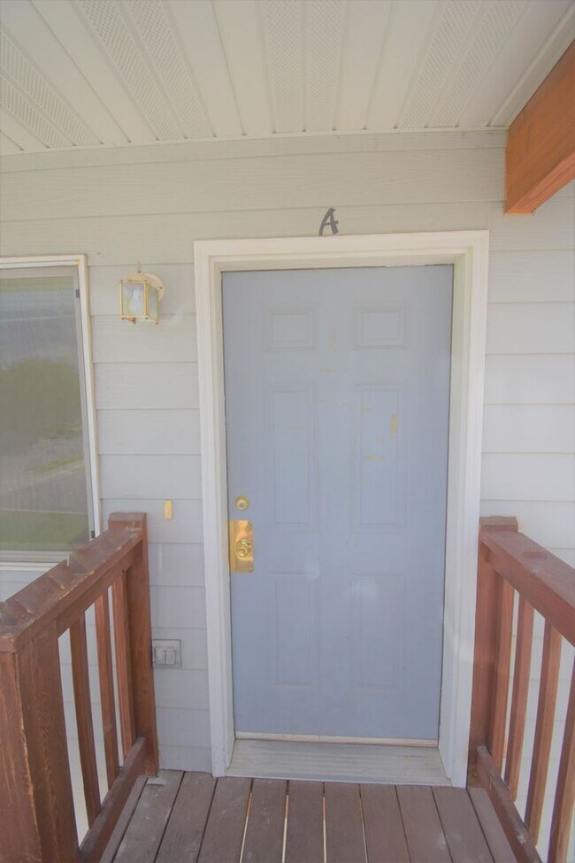 Building Photo - 2Bed with OFFICE and DETACHED GARAGE! Grea...