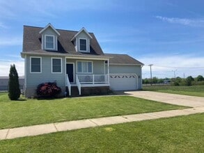 Building Photo - Charming 3 Bedroom, 2.5 Bathroom Home Fully Furnished in Benton Harbor Close to Lake Michigan and...
