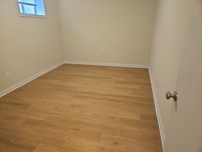 Building Photo - Location is Everything With This 3 Bed 3.5 Bath Townhouse in Hampton Court Community