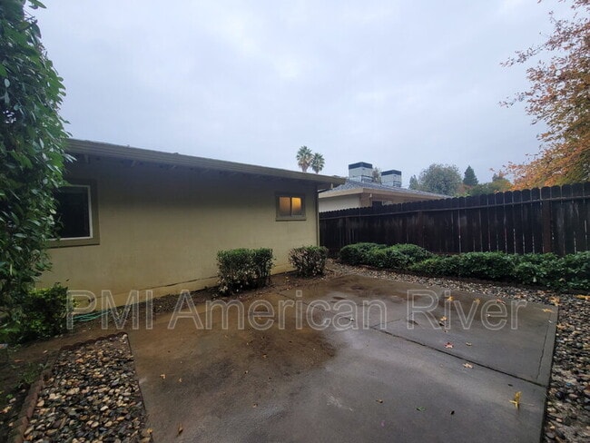 Building Photo - 9138 Nasreen Dr