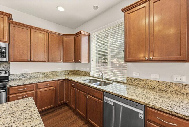 Building Photo - Fully Furnished 5-Bedroom Horizon Pointe H...
