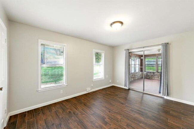 Building Photo - 1009 Rebbeca Dr