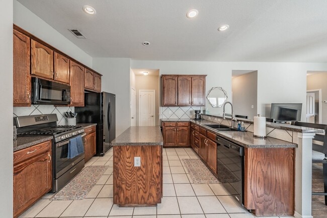 Building Photo - The Best in Texas: 3Bed/2Bath w/Spacious Ensuite