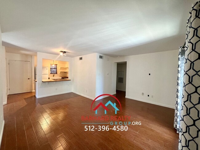 Building Photo - 402 N Fredericksburg St