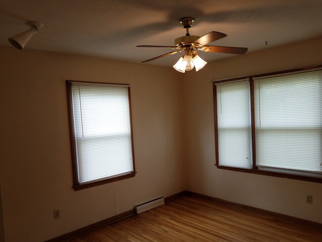 Master Bedroom - 907 Hillside Dr