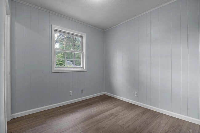 Building Photo - 1400 Brushey Grove Ave