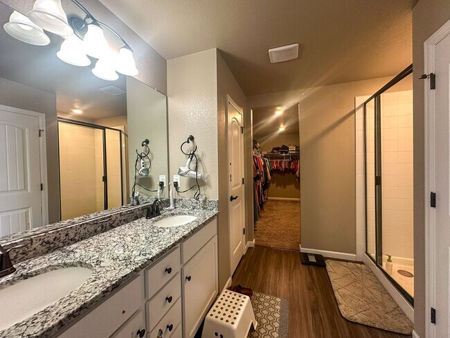 Building Photo - Grand 6bd 4ba Crystal Valley home with an in-law suite!!!