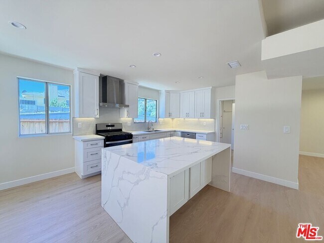 Building Photo - 2000 San Ysidro Dr