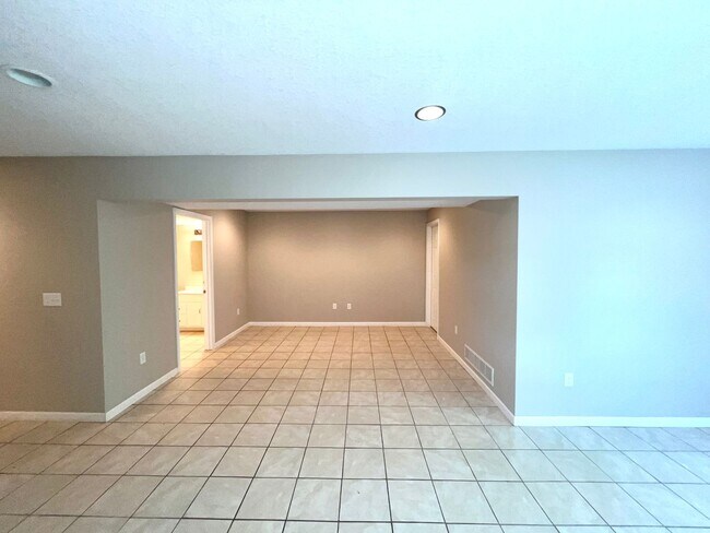 Building Photo - Spacious 3-bed, 2-bath Single Family Home!