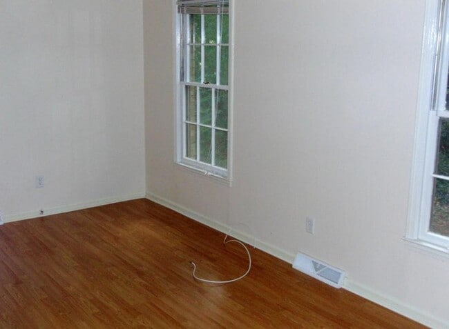 Building Photo - Great Duplex