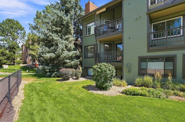 Building Photo - $2,340.95, 2 Bed 2 Bath Condo in Boulder with In Unit Laundry!