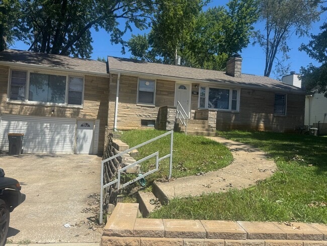 Building Photo - 5 BED / 2 BA home right next to Memorial S...