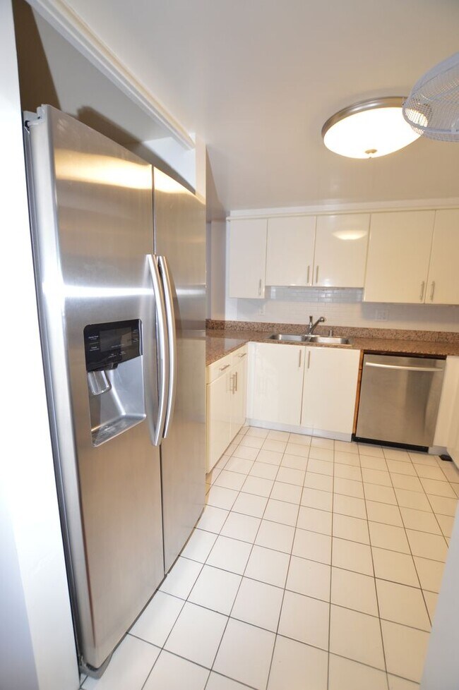 Building Photo - Fountain at Makiki - 3 bedroom, 2 bath con...