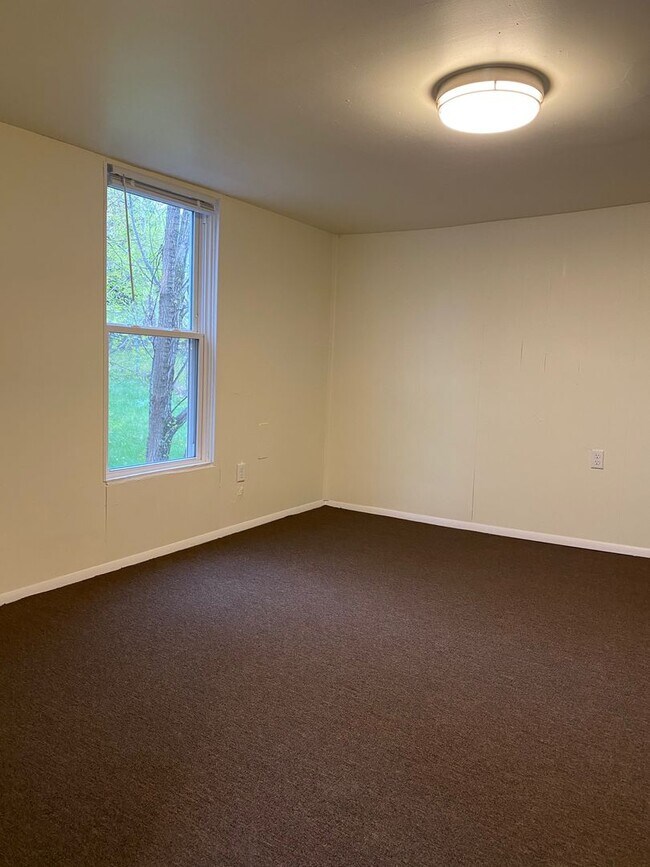 Building Photo - 4 Bedroom + Office Home in Allentown!