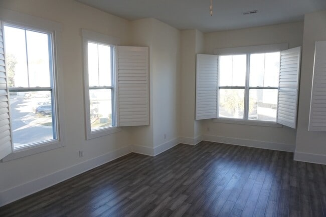 Building Photo - 4032 Tamarisk Ln