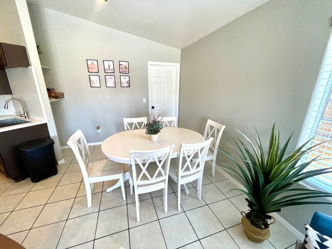 Building Photo - Luxurious Fully Furnished 3 Bedroom Home with Garage!