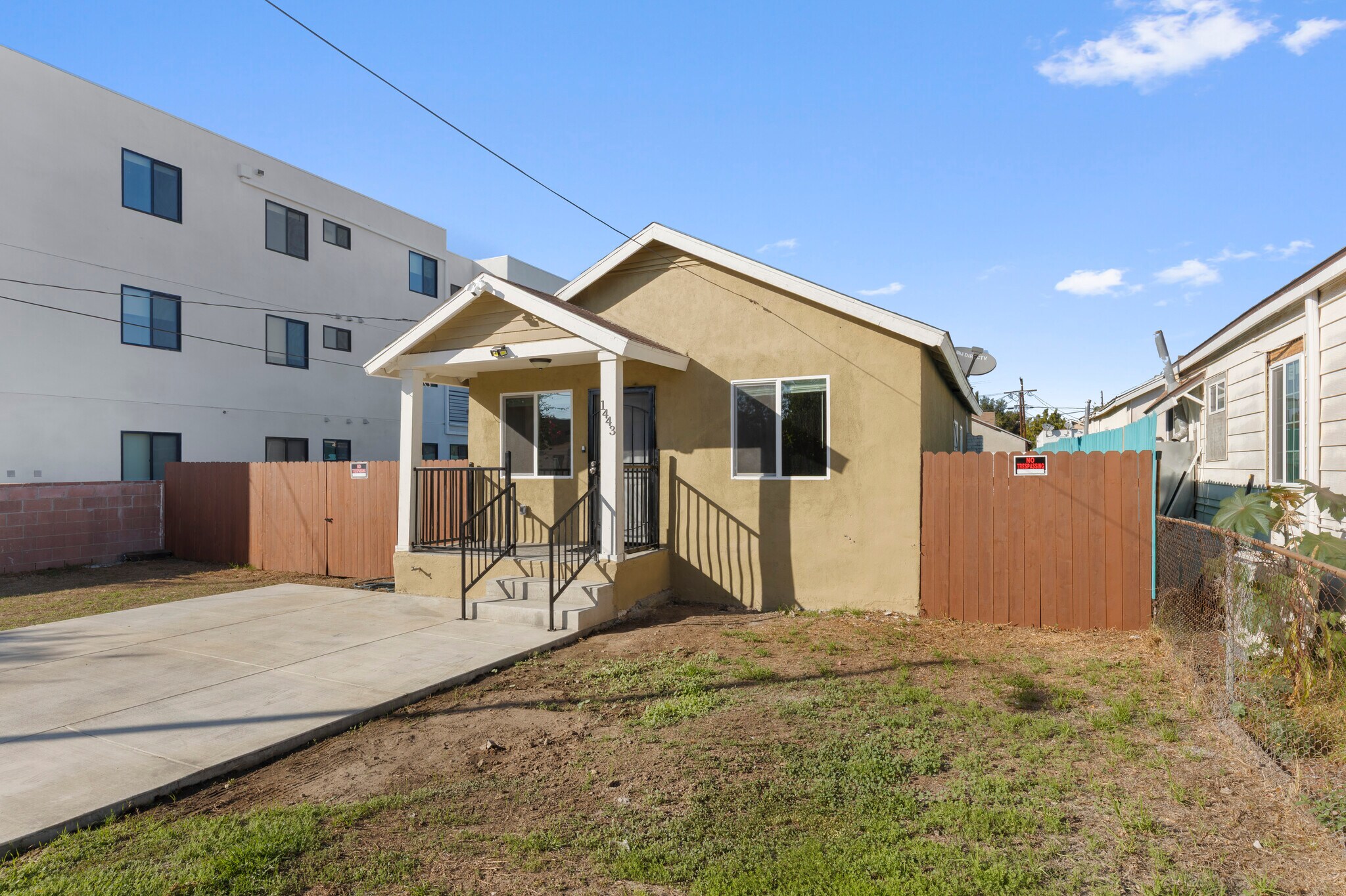 Building Photo - 1443 W 36th Pl