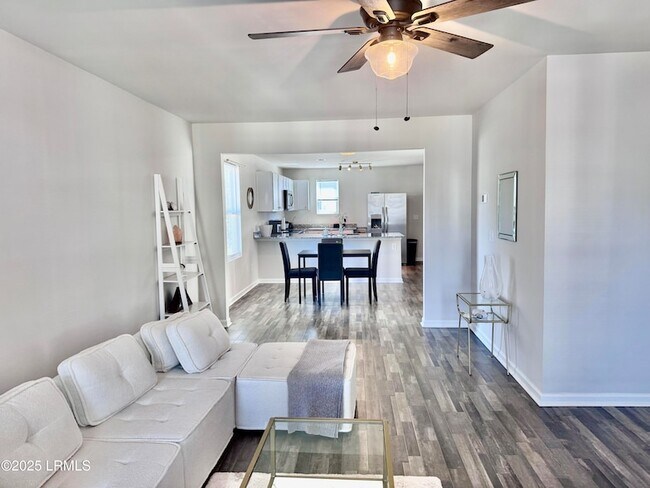 Building Photo - 23 Island Breeze Ln