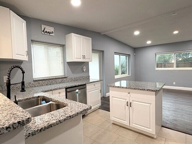 Building Photo - Beautifully Updated DeLand Home with Huge Fenced Backyard!!!