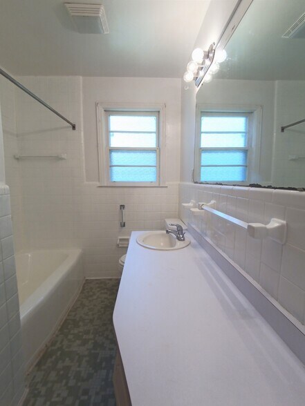 Building Photo - 109 Tanglewood Dr