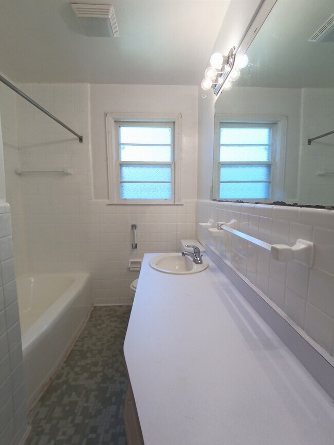 Building Photo - 109 Tanglewood Dr