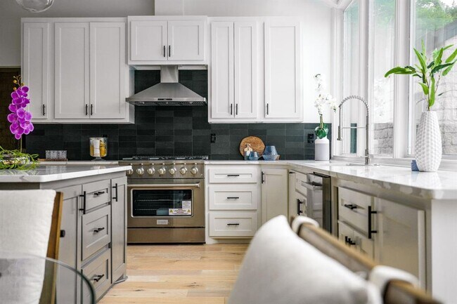 Building Photo - 1716 Bartoncliff Dr