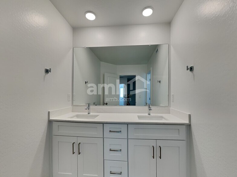 Building Photo - 9757 W Luxton Ln