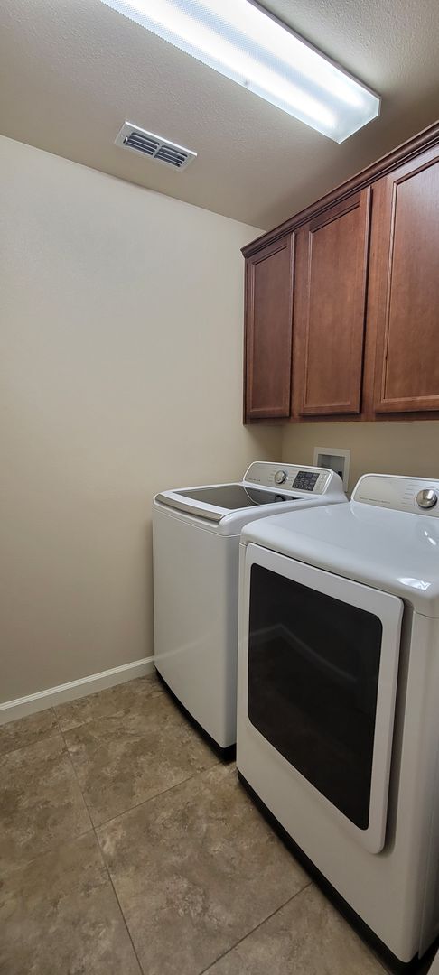 Building Photo - End Unit Condo In Highland Park Subdivision