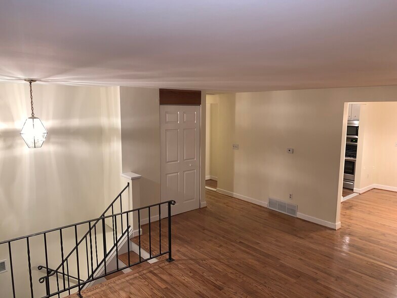 Building Photo - 4268 Sample Ct