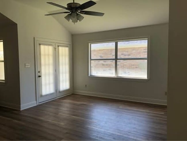 Building Photo - Move In Ready Townhome
