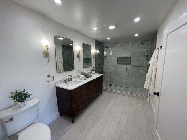 Stunning Guest Bath - 4315 Redwood Ave