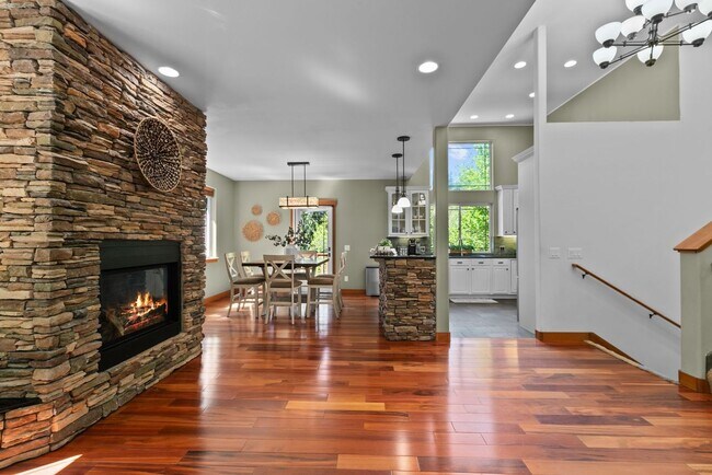 Building Photo - 3 Bed, 3 Bath Custom Built Home in Sudden Valley