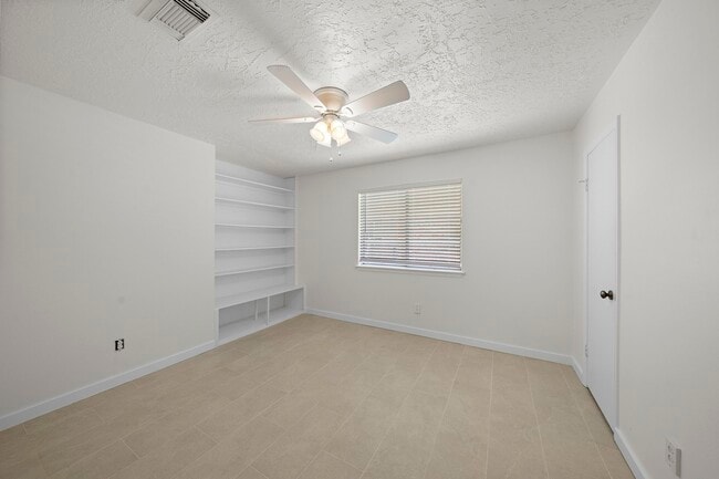 Building Photo - 13815 Grosvenor St