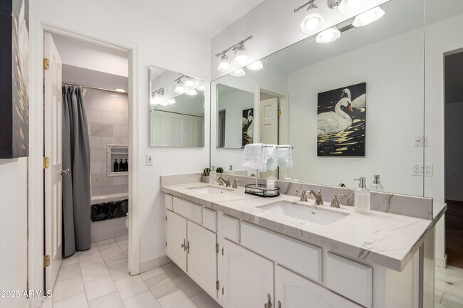 Building Photo - 14425 N Coral Gables Dr