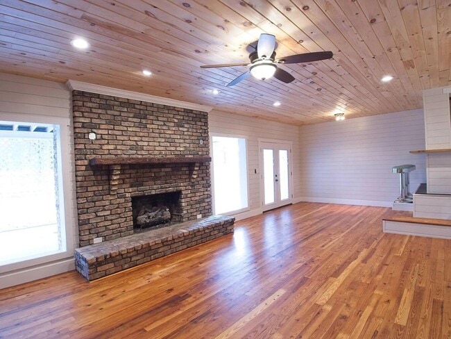 Building Photo - 821 Brett St S