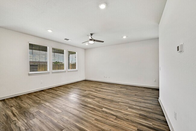 Building Photo - Spacious & Stylish Living in Liberty Hill