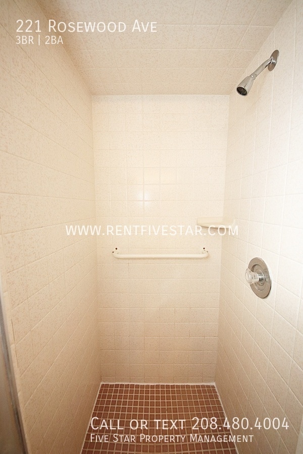 Building Photo - 221 Rosewood Ave