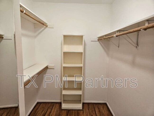 Building Photo - 500 N Post Oak Ln